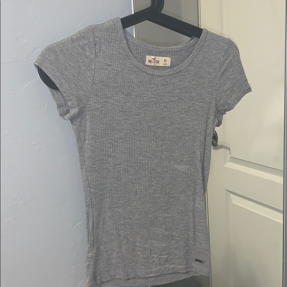 Fitted Hollister tee